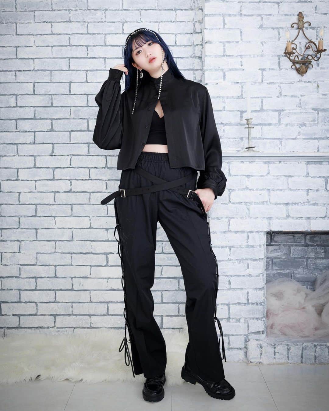 アリスムカイデのインスタグラム：「Side lace up pants〈UNISEX〉  実は以前から計画されていた、Spring Collectionで大人気だったブラウスのセットアップパンツです。 ブラウスと同じ薄手の柔らかな素材・ウエストも一周ゴムを入れているので夏でも動きやすく涼し気。 モードもスポーティーに、アウトドアもモードに挑めます。  ーーー清涼感のあるドライタッチな手触りの軽い素材を使用したパンツ。暑い季節にもさらっと着用できるようこだわりました。サイドのレースアップでシルエットを変更して着用できるので印象を変えて楽しめる一着。  Side lace up flared shirt＜UNISEX＞  ーーーひらりと揺れるAラインにこだわって仕上げたシャツ。ワンピース感覚でも着用していただけるので着こなしの幅があり、春におすすめの一着です。フロントには取り外し可能なチェーンをあしらい、サイドにはレースアップデザインを施しました。レースアップの絞り具合でシルエットを調整できるデザイン。  photo @daisukekiyota  hairmake @he_to_mean   @dearis.official #dearis #dearisM #ブラックコーデ #ootd  #邦ロック #夏フェスコーデ」