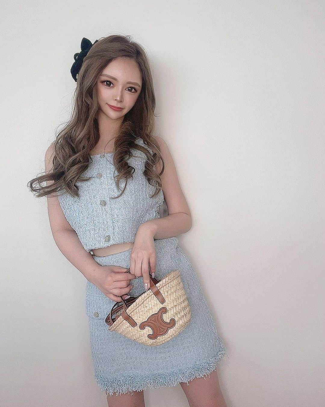 ゆいのインスタグラム：「. . .  最近急に暑くない？！🥵🥵  👗👜  set up @selectshop_vivantjolie  bag @celine  . . .  #夏コーデ #お出かけ #キャバ嬢 #キャバクラ #休日コーデ #私服 #エクステ #美容 #ダイエット #むちむち #むちこ #丸顔 #ハイフ #韓国 #筋トレ #パーソナルトレーニング #くびれ #幹細胞 #肌ケア #カラコン #かわいくなりたい #水着 #ギャル #セリーヌ #シャネル #クロムハーツ #fashion #setup #celine #bag」