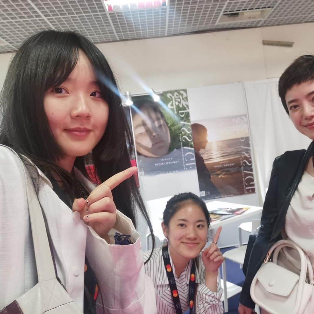 小川夏果さんのインスタグラム写真 - (小川夏果Instagram)「We are in Cannes. Takuro Ijichi's Passage is about to be released. We are probably the youngest people who have a booth at Cannes! It's our first time participating, so of course there are a lot of things we don't know.  But there are a lot of things we can only do with young energy! We will bring this wonderful film to a lot of people! #cannes2023 #cannes  #cannesfilmfestival  #filmfestival  #movie  our booth is Paris1 18.05」5月18日 15時26分 - ogawanachu