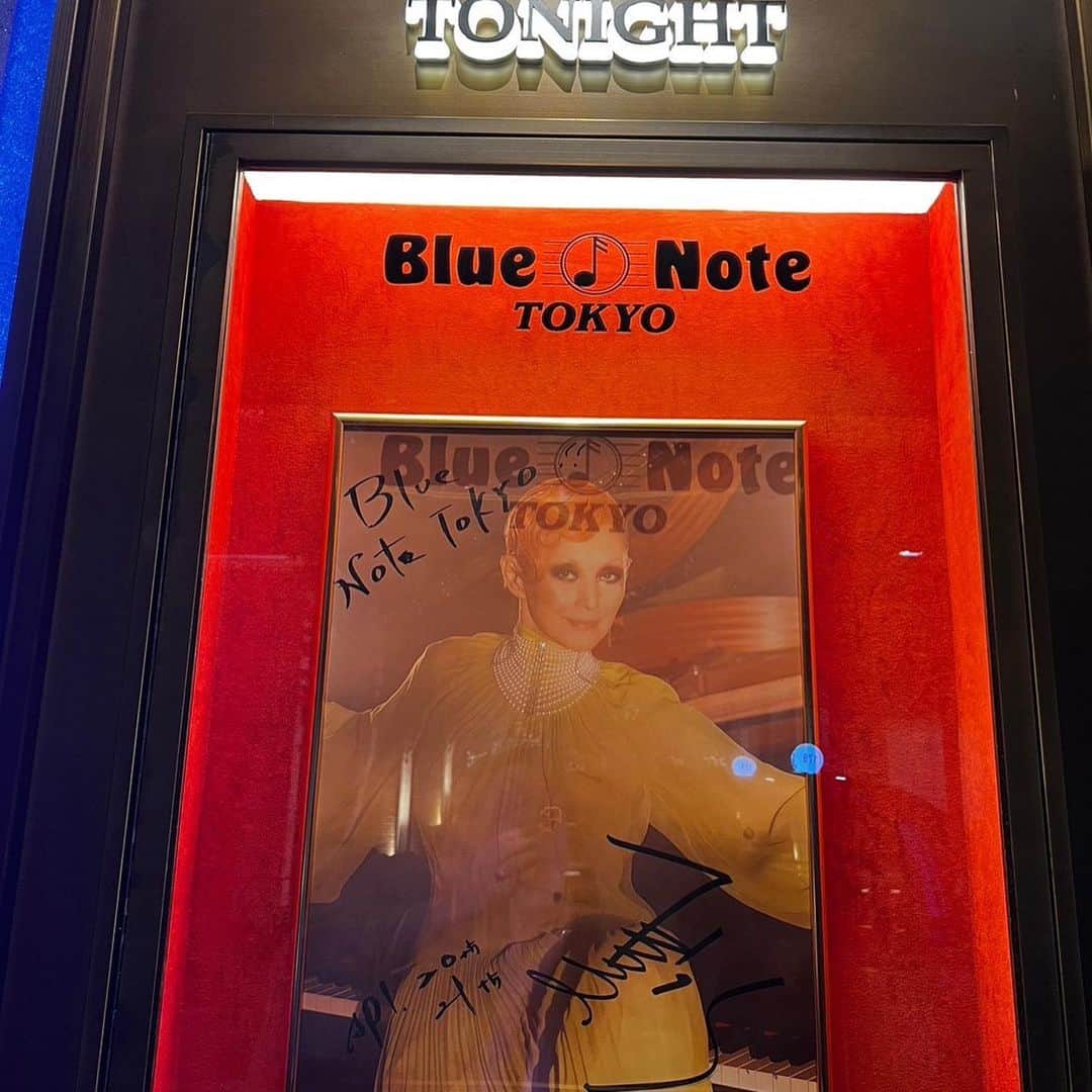 永井美奈子さんのインスタグラム写真 - (永井美奈子Instagram)「👘 夏木マリさん 芸能生活50周年 blue noteに 着物を着て伺いました。  日本人なのに、 着物を着る機会が少なすぎる。 もっと着る機会を！との事で始まった #キモノデナイト   総勢13人のお仲間に入れて頂き伺った blue note 昔から大好きな夏木マリさんのLIVEは 想像以上で 歳を取るのが楽しみになるような 生き様を見せて下さいました。  この日の着物は昔母が大好きで よく着ていたと言うろうけつ染。 柄が好きだったので お対の生地で自分で鞄も作ったそうです。  親が好きなものを 年月が経っても 袖を通せるのが着物の良さですね。  皆様のお着物も本当に素敵で。 目の保養でした。 お誘い頂き ありがとうございました。  そして、いつも着付けてくださる @asako_330 さん。 何時かは1人で着られるようにしますから！ 今後ともよろしくお願い申し上げます。  #キモノデナイト」5月18日 15時28分 - nagaiminako.com375