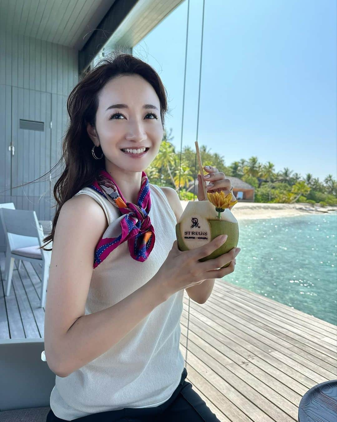 松原江里佳のインスタグラム：「🏝️ モルディブリゾート島へ到着🛬 ウェルカムドリンクがココナッツ🥥 さすが常夏🌺 澄んだ海にはお魚さん🐠🪸いっぱい 小さな可愛いサメ🦈もいたよ笑 ♡ ♡ #stregis  #vommuli #thestregismaldivesvommuliresort  #モルディブ　#リゾート  #旅行 #海外旅行  #maldives #sea  #trip #travel #resort  #vacation  #でこ #ノースリーブ #スターダスト #フリーアナウンサー  #아나운서」