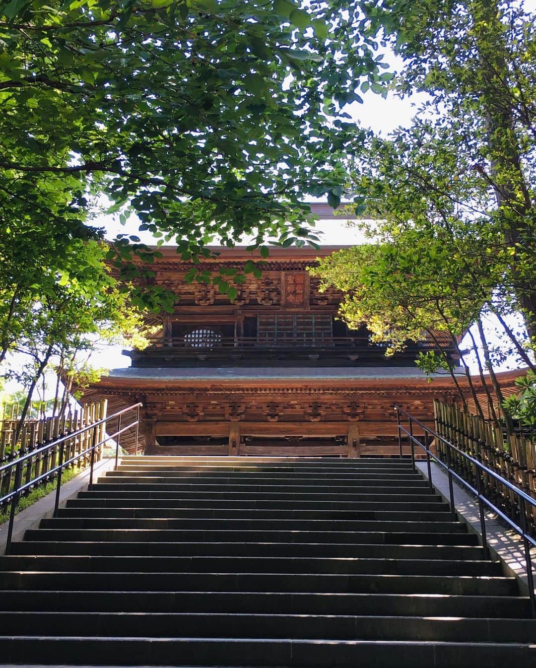 近藤淳子さんのインスタグラム写真 - (近藤淳子Instagram)「おはようございます！北鎌倉のお寺巡りをしてきました。多忙さを理由に生活が雑になっている気がしたので、気持ちをととのえに。改めて、古から継承された空間、時間は圧倒的...名寺に吹き抜ける透き通った風に清められ、身体に芯を通していただけたようです。皆さまにおかれましても、良き一日になりますように✨  #おはようございます  #北鎌倉」5月18日 6時40分 - kondo_junko_
