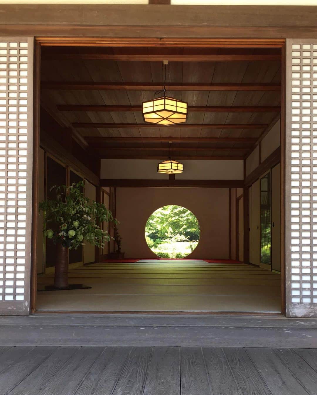 近藤淳子さんのインスタグラム写真 - (近藤淳子Instagram)「おはようございます！北鎌倉のお寺巡りをしてきました。多忙さを理由に生活が雑になっている気がしたので、気持ちをととのえに。改めて、古から継承された空間、時間は圧倒的...名寺に吹き抜ける透き通った風に清められ、身体に芯を通していただけたようです。皆さまにおかれましても、良き一日になりますように✨  #おはようございます  #北鎌倉」5月18日 6時40分 - kondo_junko_