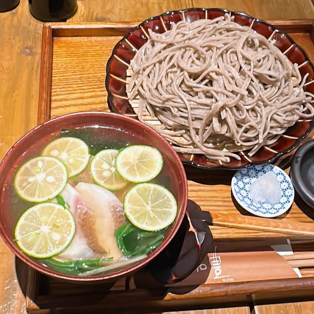 のインスタグラム：「「鯛すだちそば」 いよいよすだちそばの季節ですね😊 鯛の脂が効いてて、えげつなく美味い‼️  大将に、お嬢さんを僕にくださいと頼みました。お嬢さん会うたことないけど。  #和豊 #玄挽き蕎麦 #玄挽き蕎麦和豊  #蕎麦 #すだち #すだち蕎麦  #すだちそば #西天満そば #大阪そば #大阪蕎麦」