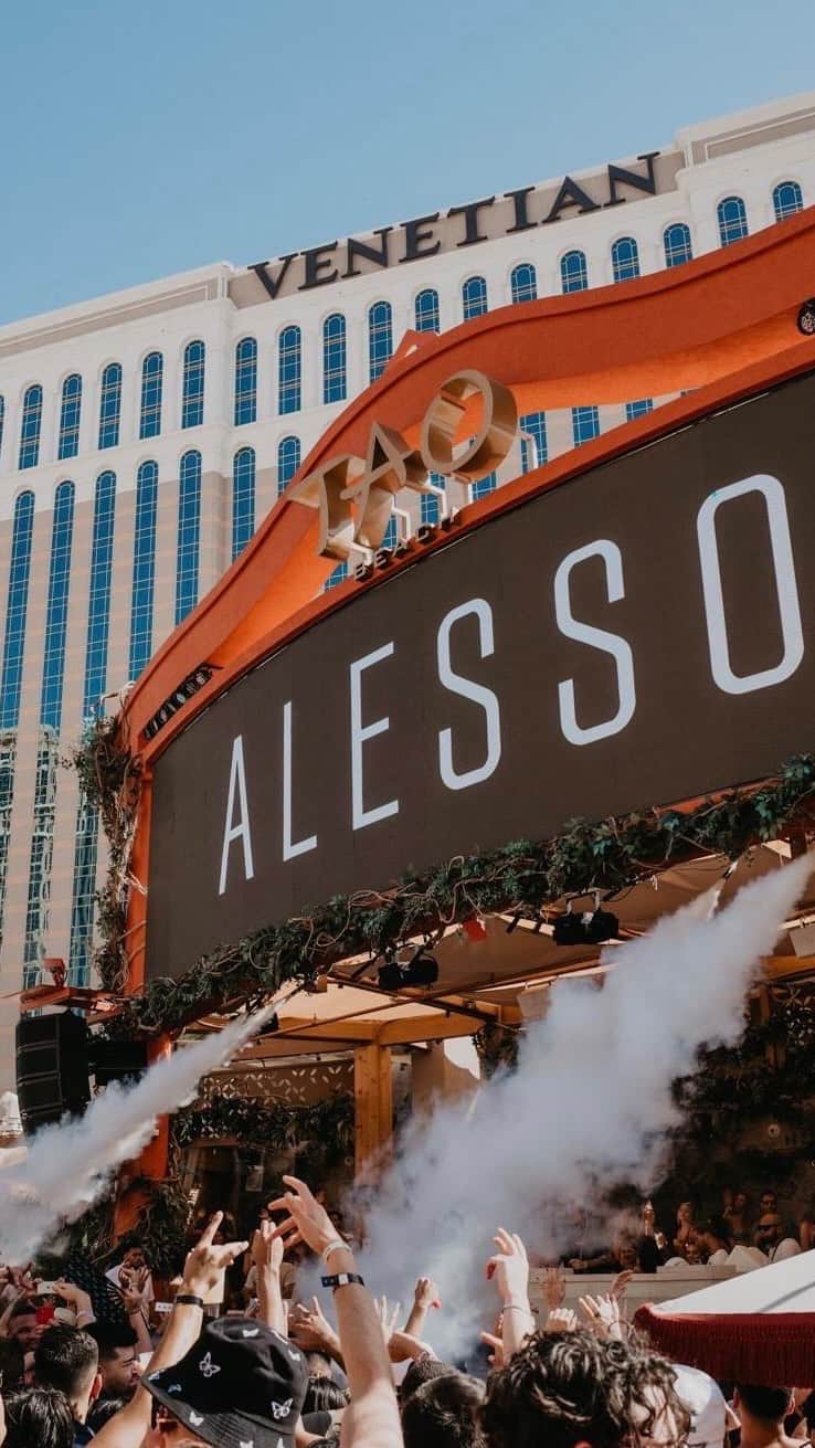 アレッソのインスタグラム：「Create memories of a lifetime when @alesso takes over at @taobeach for @edc_week Sun. May 21 & #MDW Sat. May 27. For tickets & reservations, visit taobeach.com! ☀️🌴」