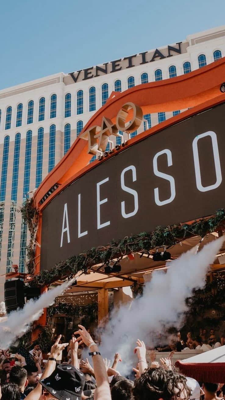 アレッソのインスタグラム：「Create memories of a lifetime when @alesso takes over at @taobeach for @edc_week Sun. May 21 & #MDW Sat. May 27. For tickets & reservations, visit taobeach.com! ☀️🌴」