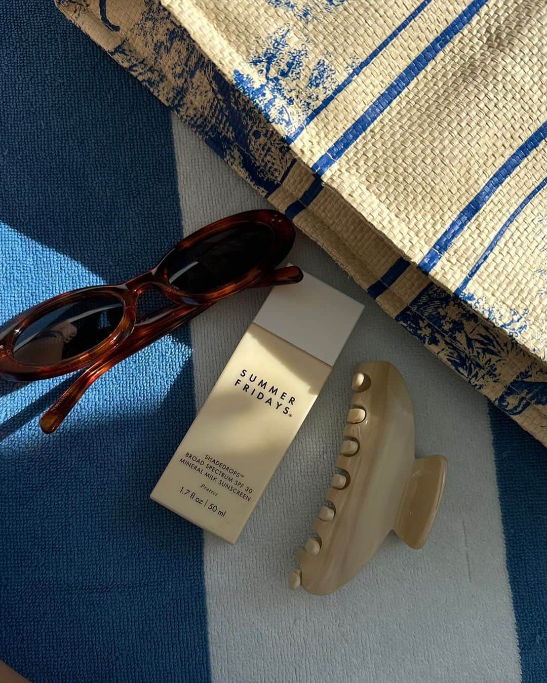 Marianna Hewittのインスタグラム：「your favorite sunscreen 🕶️」