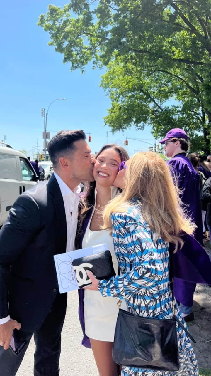 ケリー・リッパのインスタグラム：「Lola Gets! 🎓 #HappyGraduation and congrats @theyoungestyung … we are so proud of you 👏 👩‍🎓 🎉  @instasuelos #NYU2023 #NYUCliveDavisInstitute」