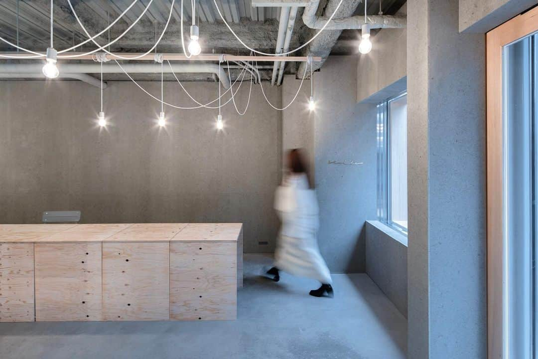 4E.okuwada architects officeのインスタグラム：「[ relile ]  ｜use：salon｜loc：Osaka ｜design：Takeshi Okuwada, Haruka Kawanishi ｜photo：keishiro yamada.」