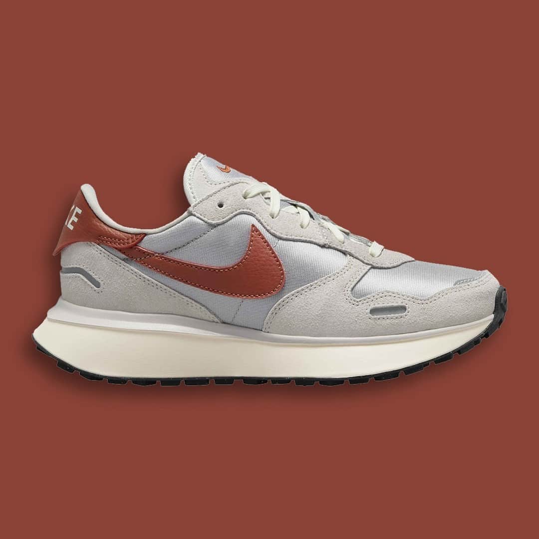 Sneaker Newsさんのインスタグラム写真 - (Sneaker NewsInstagram)「FIRST LOOK at the upcoming Nike Phoenix Waffle, a women's exclusive lifestyle shoe inspired by classic running shoes. This new design is set to drop this Holiday 2023 season; hit the link in our bio for a closer look.」5月18日 7時01分 - sneakernews