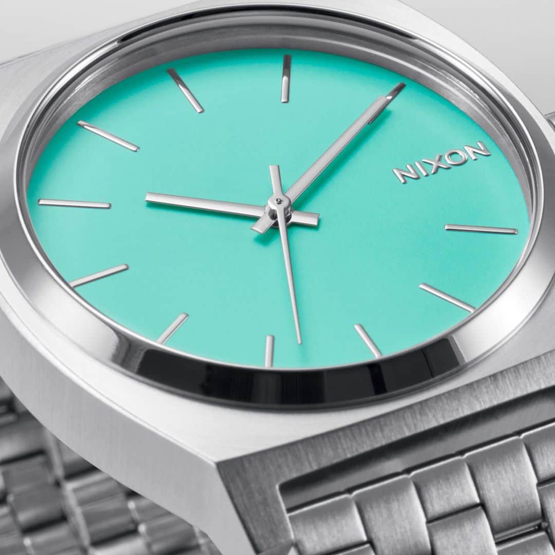 ニクソンのインスタグラム：「Turquoise is the only gemstone to have an exclusive color named after it.   Well, it’s pretty obvious why. We can’t stop staring at it either.   The #Nixon Time Teller from the turquoise collection.」