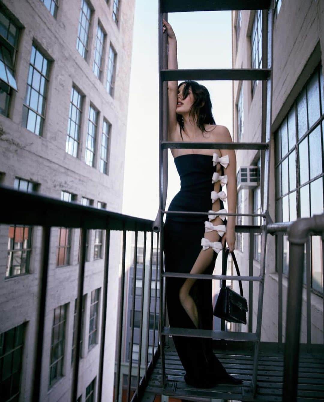 IMG Modelsさんのインスタグラム写真 - (IMG ModelsInstagram)「Hangin’ Out. 🩰 #CamilaMorrone (@camilamorrone) covers @crfashionbook. 📷 @gregswalesart 👗 @layton_style ✂️ @fa.rm.er 💄 @georgieeisdell #IMGmodels」5月18日 7時07分 - imgmodels