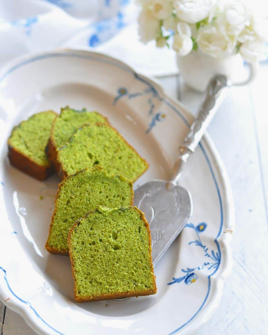 masayoのインスタグラム：「2023.5.18  + 新緑の季節に 抹茶のパウンドケーキ。 美味しいお抹茶で作ると 香りよいです♡ ・ 昨日は暑くて^^; 冷房のスイッチ🔛 してしまいました！ ・ 今日も暑くなりそうなので 水分補給しつつ ゆる〜く頑張ります！ 冷たいものはほどほどに。」