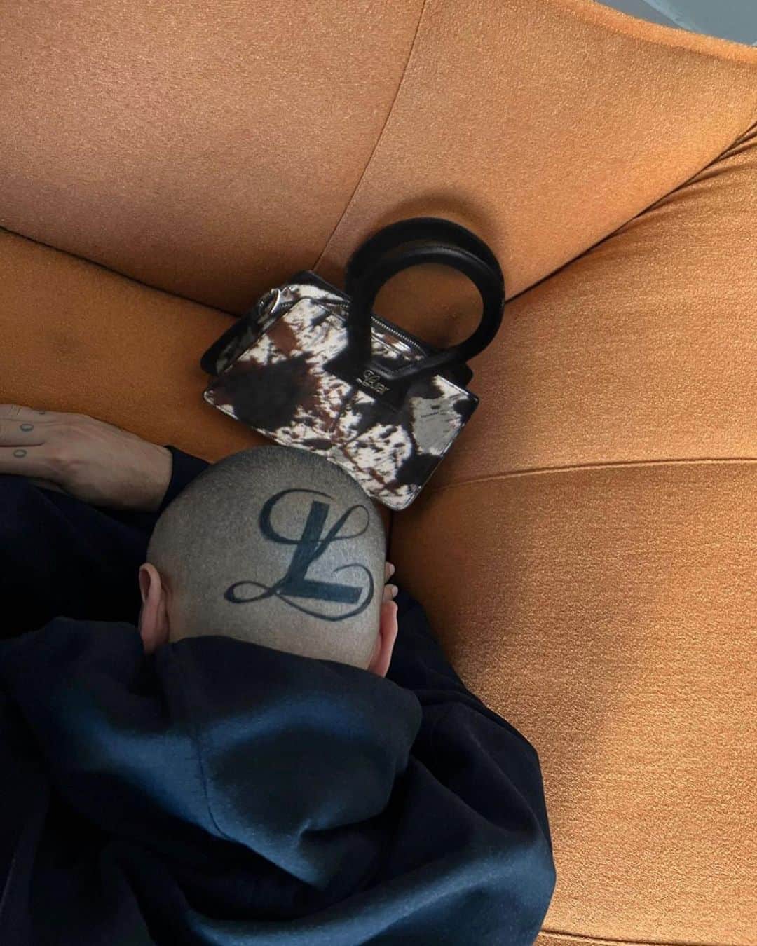 安田直美のインスタグラム：「@luar head paint 🎨 by me for @raulzepol 🖤💼」