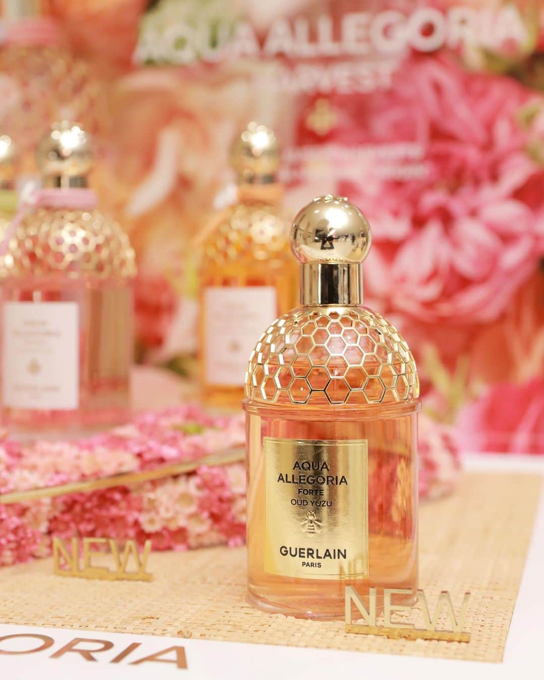 神山まりあさんのインスタグラム写真 - (神山まりあInstagram)「伊勢丹新宿店で行われている @guerlain ポップアップ「ゲラン ビー ガーデン」にお邪魔しました🐝  2023年の5月20日は「世界ミツバチの日」なんだって🐝🐝 その日を祝して、神美容液「アベイユ ロイヤル アドバンスト ウォータリー オイル」限定パッケージが発売されると❤️ フラワー柄が可愛い✨  そして、日本に馴染み深い素材のゆずの香りの香水「アクア アレゴリア フォルテ ウード ユズ」が世界先行発売✨ とてもフレッシュな香りで、でもゆずの温かみがある、きっとみんながホッとする香り。  5 月17日(水)～23日(火)まで「ゲラン ビー ガーデン」を伊勢丹新宿店 本館1階 ザ・ステージにて開催中です🐝 ぜひ行ってみてくださいな😘  #ゲラン #アベイユロイヤル #アクアアレゴリア #世界ミツバチの日 #pr」5月18日 7時13分 - mariakamiyama