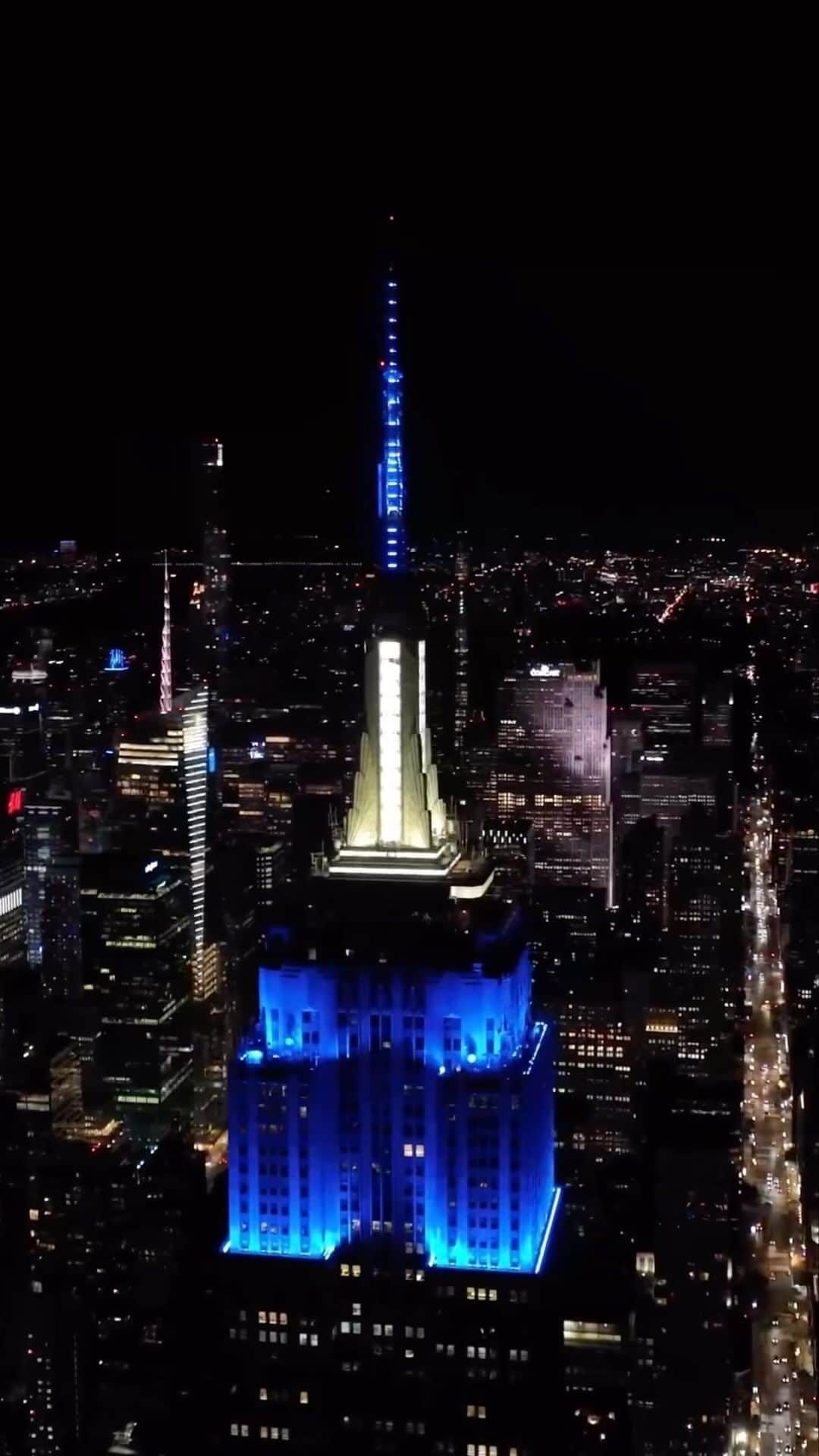 Empire State Buildingのインスタグラム：「Blue and White tonight in honor of the Columbia University Class of 2023! 🎓 #columbia2023」