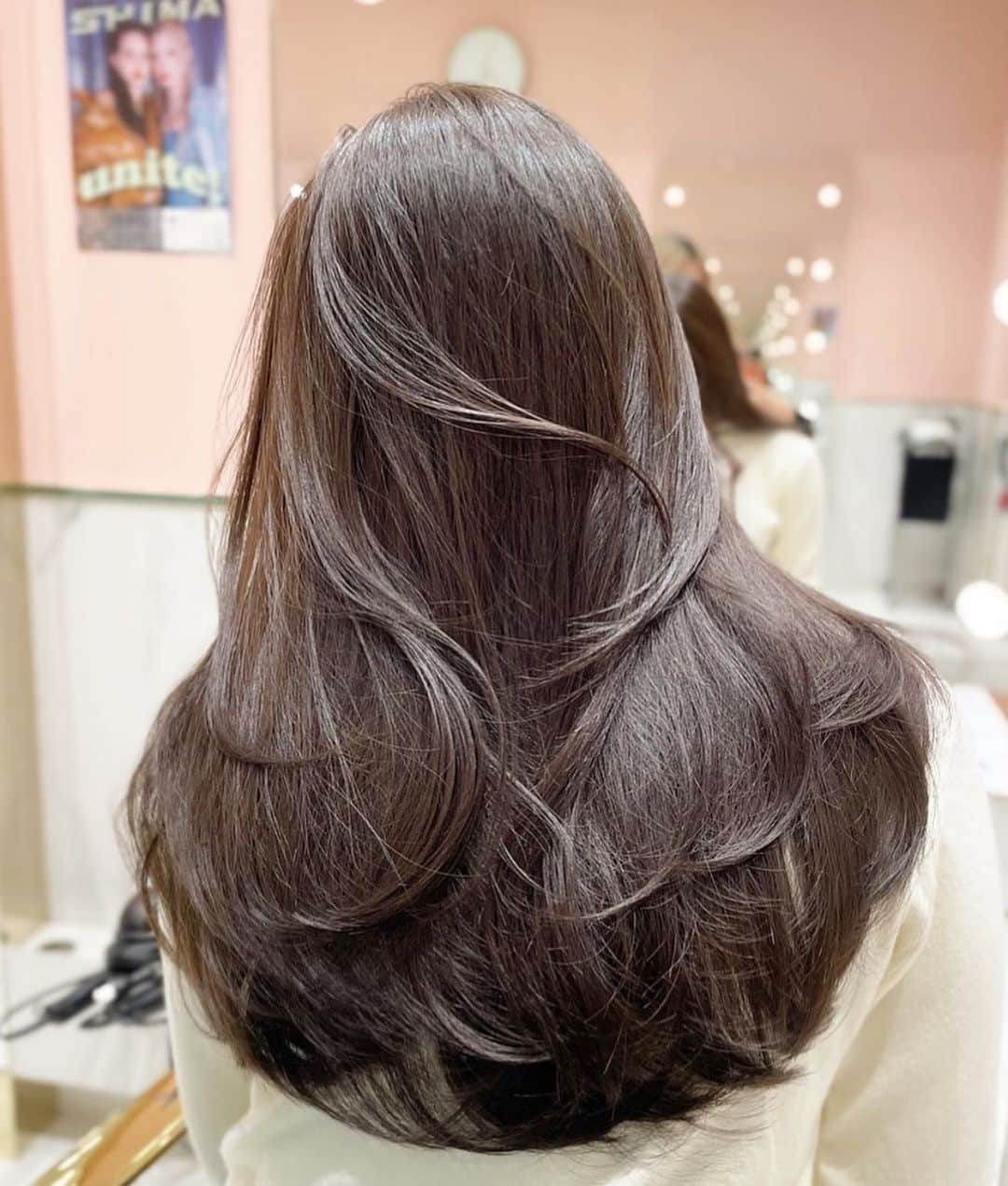 原涼香のインスタグラム：「大人気カラー!! 𝙣𝙪𝙙𝙚 𝙗𝙧𝙤𝙬𝙣 🤍 赤味のない透明感カラーに ワンカールで可愛くなるレイヤーカット✔︎ ㅤㅤㅤㅤㅤㅤㅤㅤㅤㅤㅤㅤㅤㅤㅤㅤㅤㅤㅤㅤㅤㅤㅤㅤㅤㅤㅤㅤㅤㅤㅤㅤㅤㅤㅤㅤㅤㅤㅤ オススメmenuは ● カット ● プレミアムケアカラー ● バイカルテトリートメント ㅤㅤㅤㅤㅤㅤㅤㅤㅤㅤㅤㅤㅤ 是非お任せください♡ ㅤㅤㅤㅤㅤㅤㅤㅤㅤㅤㅤㅤㅤㅤㅤㅤㅤㅤㅤㅤㅤㅤㅤㅤㅤㅤㅤㅤㅤㅤㅤㅤㅤㅤㅤㅤㅤㅤㅤㅤㅤㅤㅤㅤㅤㅤㅤㅤㅤㅤㅤㅤ ㅤㅤㅤㅤㅤㅤㅤㅤㅤㅤㅤㅤㅤ  ㅤㅤㅤㅤㅤㅤㅤㅤㅤㅤㅤㅤㅤ ㅤㅤㅤㅤㅤㅤㅤㅤㅤㅤㅤㅤㅤ  ㅤㅤㅤㅤㅤㅤㅤㅤㅤㅤㅤㅤㅤ #SHIMA#韓国ヘア#韓国スタイル#海外ヘア#ハイトーン#ブリーチカラー#ブリーチなしカラー#グレージュ#ベージュ#オリーブグレージュ#オリーブカラー#ラベンダーグレージュ#ラベンダーカラー#透明感カラー#銀座美容室#銀座美容院#ワンホンヘア#ワンホン#暗髪#시스루뱅#레이어컷#레이어드컷」