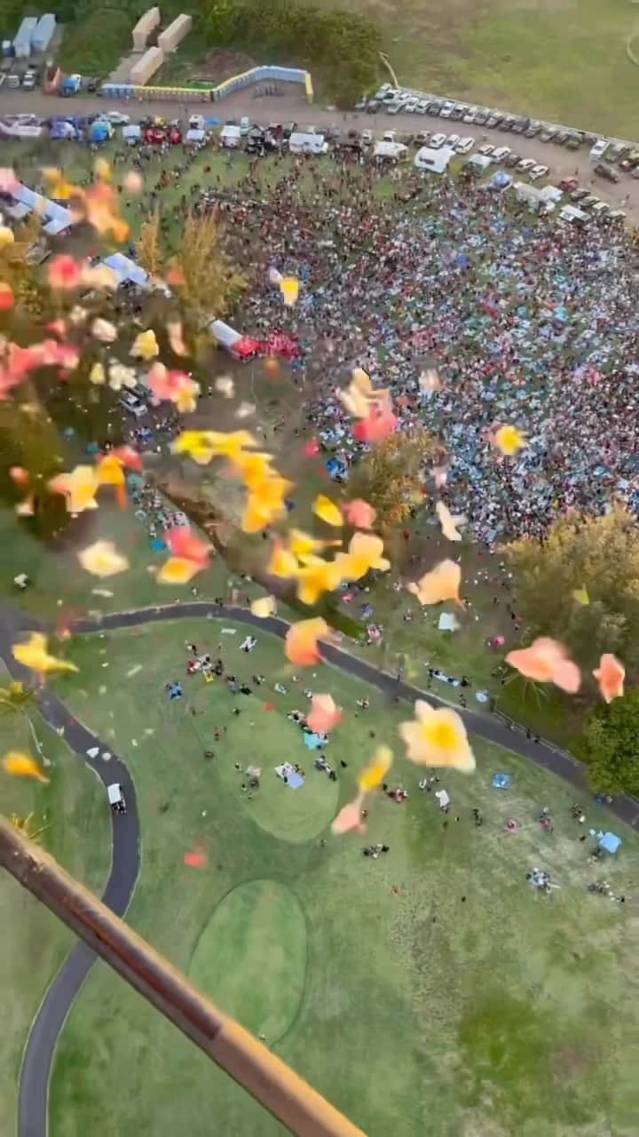 クラーク・リトルのインスタグラム：「@littleplumeriafarms flowers raining down on @wtongi yesterday ❤️🤙🏼 video/drop by @paradisehelicopters #littleplumeriafarms」