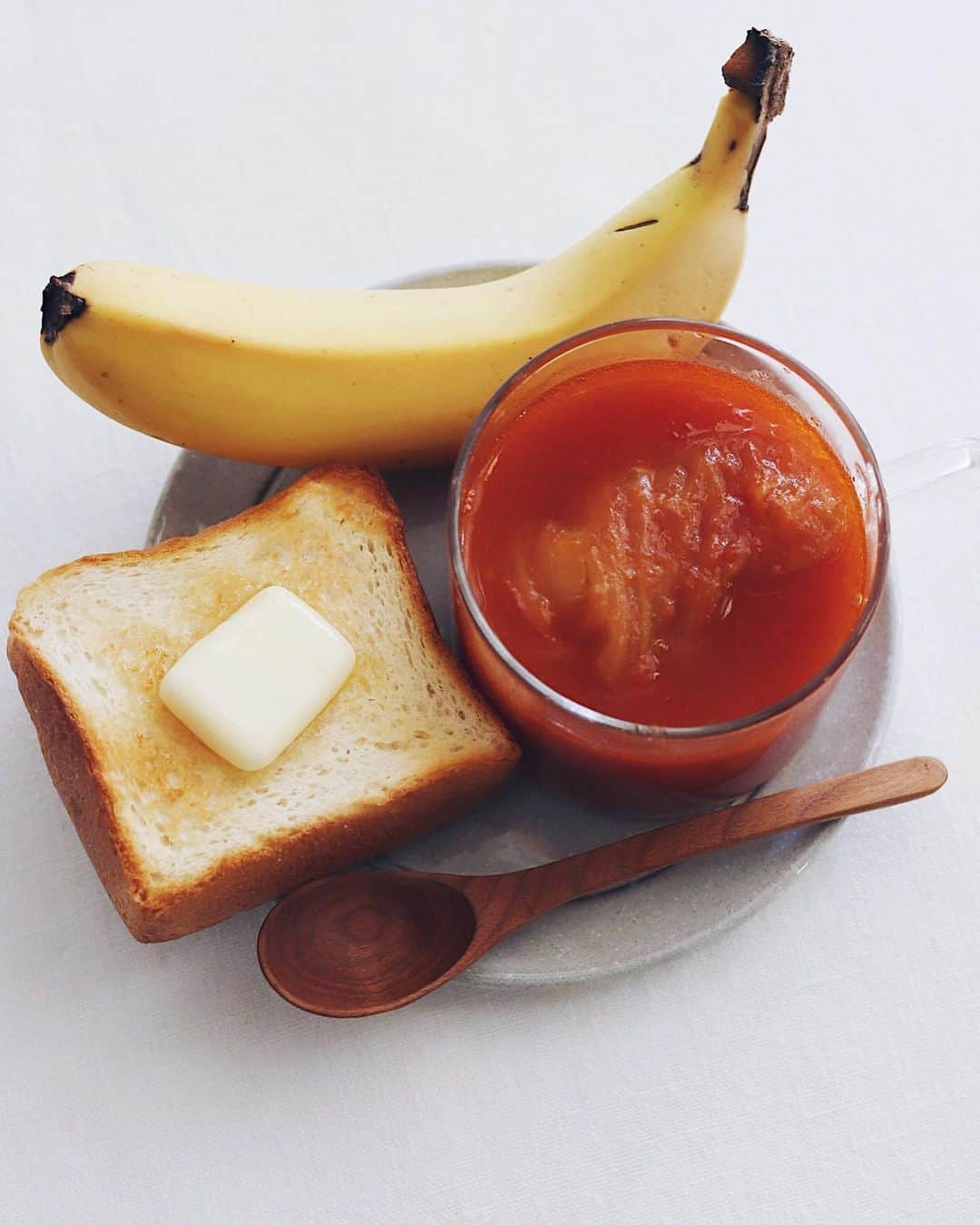 樋口正樹さんのインスタグラム写真 - (樋口正樹Instagram)「Today's breakfast 🍌 . 今朝はパンとスープとバナナ。 作り置きのロールキャベツを トマトジュースでアレンジし、 バタートーストと未熟バナナ😋 . . . . #バタートースト #トマトスープ #朝ロールキャベツ #朝バナナ #朝スープ #スープ生活 #パンとスープ #スープとパン #阿蘇牛乳のミルクブレッド #タカキベーカリー #takakibakery #soupandbread #breadandsoup #banana #buttertoast」5月18日 7時42分 - higuccini