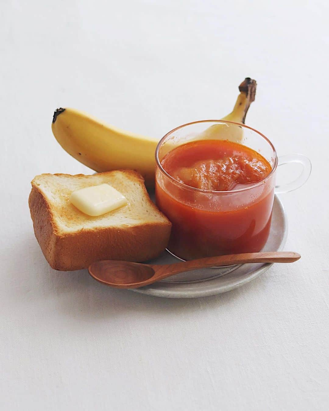 樋口正樹のインスタグラム：「Today's breakfast 🍌 . 今朝はパンとスープとバナナ。 作り置きのロールキャベツを トマトジュースでアレンジし、 バタートーストと未熟バナナ😋 . . . . #バタートースト #トマトスープ #朝ロールキャベツ #朝バナナ #朝スープ #スープ生活 #パンとスープ #スープとパン #阿蘇牛乳のミルクブレッド #タカキベーカリー #takakibakery #soupandbread #breadandsoup #banana #buttertoast」