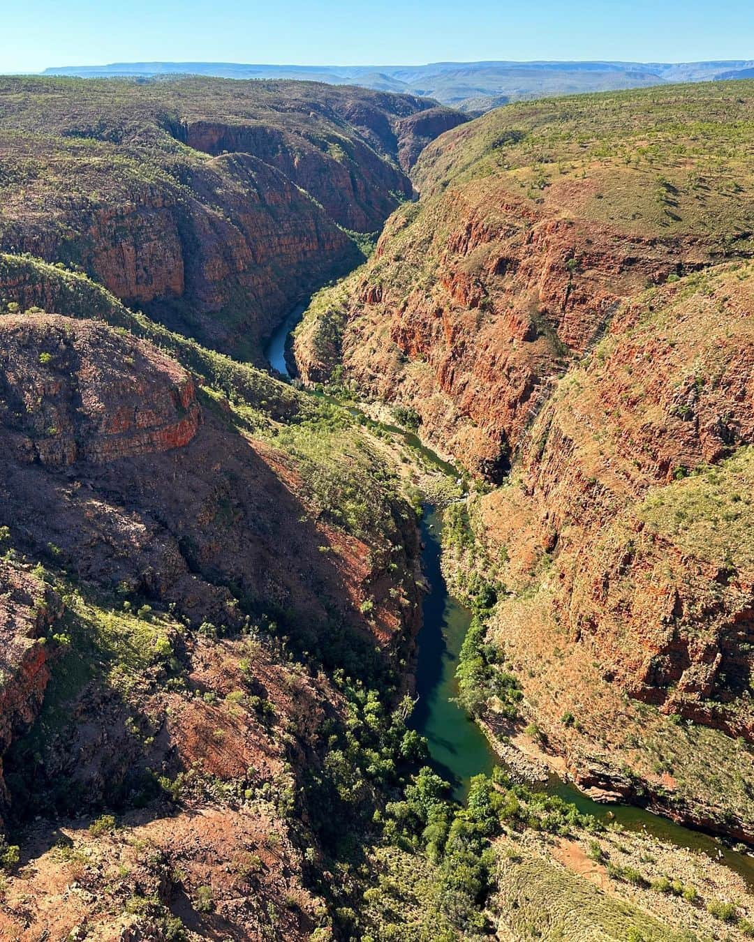 フェリシティー・パルマティアーさんのインスタグラム写真 - (フェリシティー・パルマティアーInstagram)「Grateful beyond words for the moments spent in the Kimberley’s with my Dad. He's been there every step of the way, pouring endless hours into shaping my surfing career. From those early mornings at the beach to countless waves caught together, his support has been a driving force in my journey.   These cherished times in the water remind me of the incredible bond we share. Yesterday was incredible - @helispirit waterfall tour from @elquestro , landing at Miri Miri Falls. Miri Miri is inaccessible unless you feel like walking for a couple of days to get there. We had the lunch there and the Falls all to ourselves!  Here's to the ultimate surf partner and the memories we continue to create ❤️🚁🏄🏼  @westernaustralia #WAtheDreamState #SeeAustralia @thekimberleyaustralia @australiasnorthwest」5月18日 7時50分 - flickpalmateer