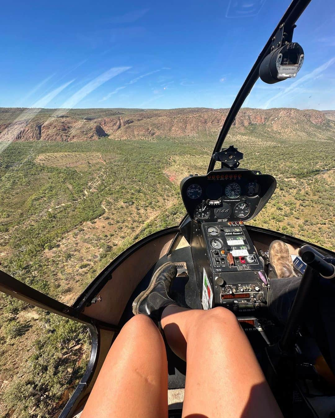 フェリシティー・パルマティアーさんのインスタグラム写真 - (フェリシティー・パルマティアーInstagram)「Grateful beyond words for the moments spent in the Kimberley’s with my Dad. He's been there every step of the way, pouring endless hours into shaping my surfing career. From those early mornings at the beach to countless waves caught together, his support has been a driving force in my journey.   These cherished times in the water remind me of the incredible bond we share. Yesterday was incredible - @helispirit waterfall tour from @elquestro , landing at Miri Miri Falls. Miri Miri is inaccessible unless you feel like walking for a couple of days to get there. We had the lunch there and the Falls all to ourselves!  Here's to the ultimate surf partner and the memories we continue to create ❤️🚁🏄🏼  @westernaustralia #WAtheDreamState #SeeAustralia @thekimberleyaustralia @australiasnorthwest」5月18日 7時50分 - flickpalmateer