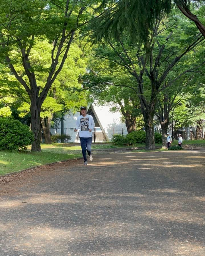 金石昭人のインスタグラム：「カネやん散歩🚶  重い😣重い😩重い😫  バテ気味カネやん💦💦  そんな日もあってエエヤン😅  どや  #カネやん散歩 #バテ気味 #いつも元気と思うなよ #そんな日もあります #エエヤン #どや」