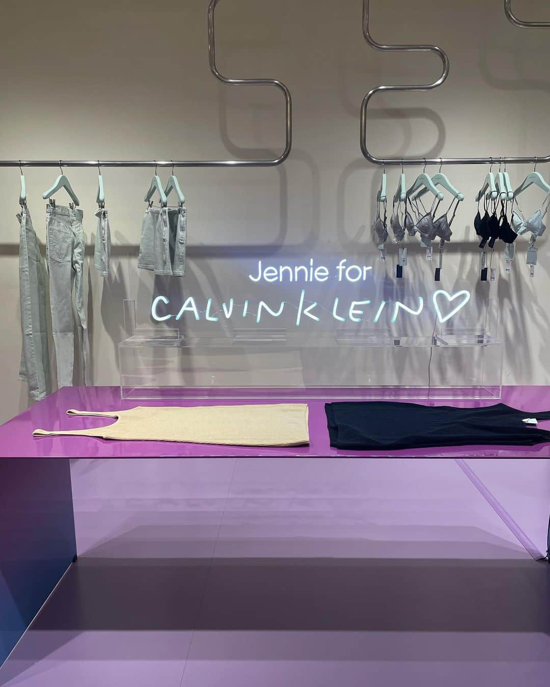 原涼香さんのインスタグラム写真 - (原涼香Instagram)「@jennierubyjane for @calvinklein 💜💜💜 ㅤㅤㅤㅤㅤㅤㅤㅤㅤㅤㅤㅤㅤ チョークブルーのカラーが絶妙すぎるし 形もとってもきれいで なによりニニの手書きロゴが可愛すぎる(՞߹ - ߹՞) ㅤㅤㅤㅤㅤㅤㅤㅤㅤㅤㅤㅤㅤ 争奪戦すぎた、、、ㅋ ㅤㅤㅤㅤㅤㅤㅤㅤㅤㅤㅤㅤㅤ ㅤㅤㅤㅤㅤㅤㅤㅤㅤㅤㅤㅤㅤ #jennieforcalvinklein」5月18日 20時00分 - suzuka_hara