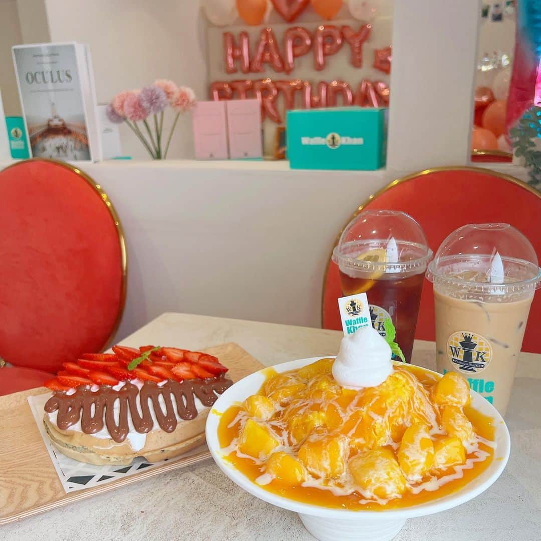 中島彩のインスタグラム：「久しぶりに @wafflekhan_tsuruhashi へ💕 初めて食べたピンス✨ボリューミーで美味しかった😋💕 ワッフルはいつもヌテラストロベリー🍓これが好き❤️ 2階のお席がセンイルイベントスペースに変わってた👍✨✨  #ワッフルカーン #wafflekhan  #鶴橋コリアンタウン  #鶴橋カフェ #大阪カフェ」