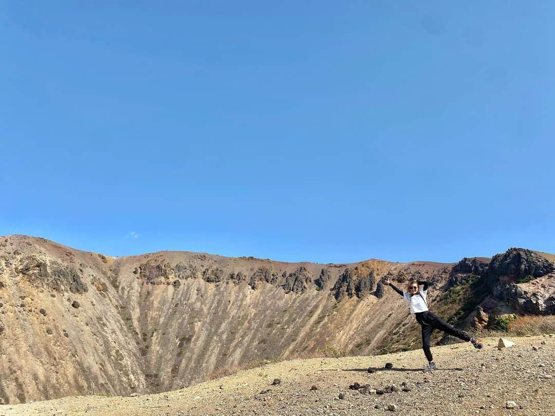 遠藤彩香のインスタグラム：「新規開拓🌋🌋🌋  こんな場所があったなんて！！  ダイアモンドヘッドに来た気分🤟🏾  #絶景#浄土平#バイク最高#🏍️ #ツーリング」