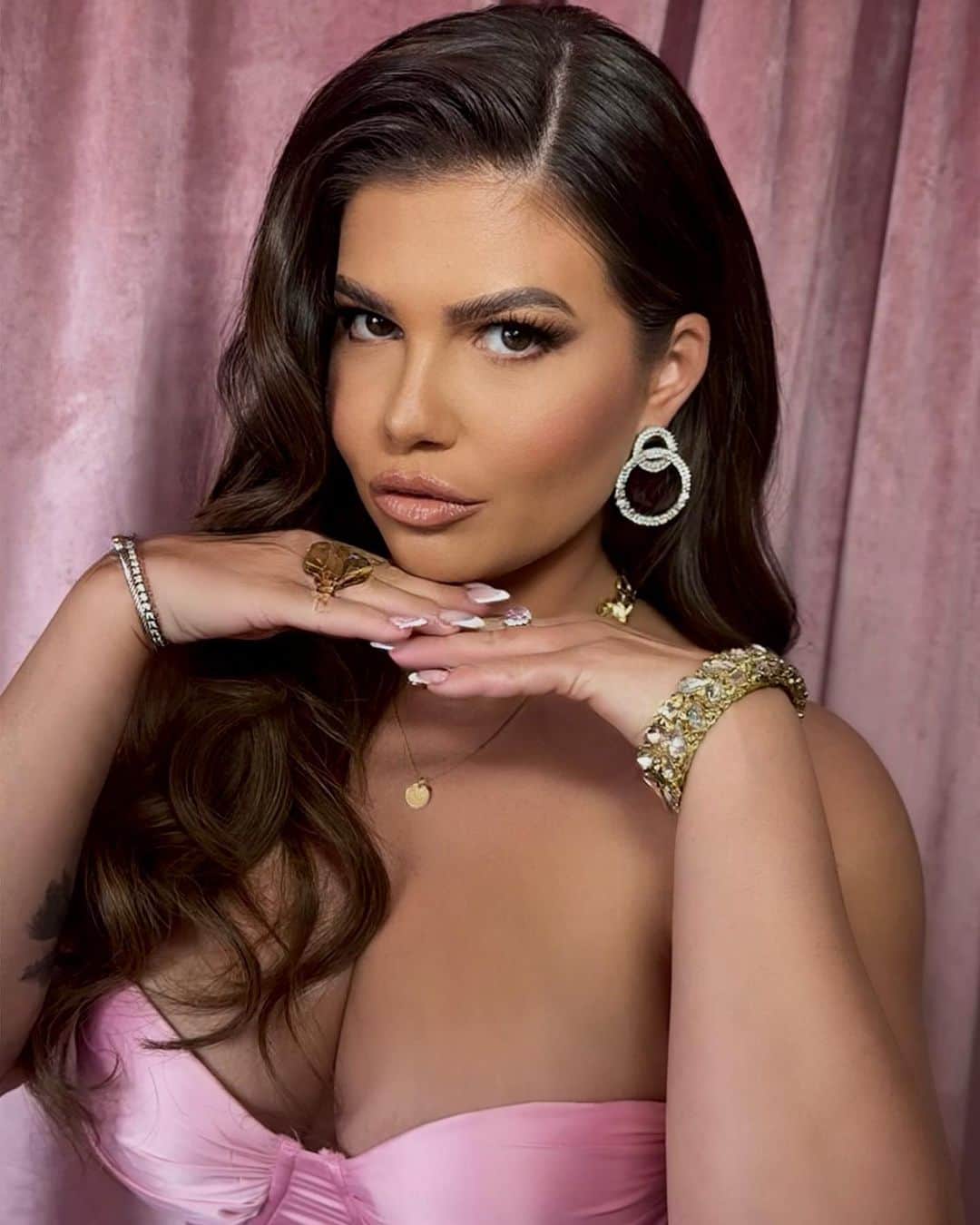 のインスタグラム：「Sittin pretty 🤗 loved this glam! ✨💖」