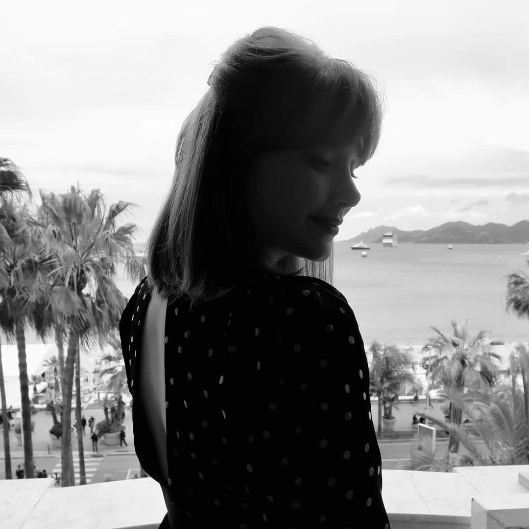 ブライス・ダラス・ハワードさんのインスタグラム写真 - (ブライス・ダラス・ハワードInstagram)「Happy Cannes-iversary 😘⁣ #CannesFilmFestival ⁣ ⁣ Makeup: @karayoshimotobua⁣ Hair: @jennychohair⁣ Styled by Publicist Extraordinaire: @alex.schack ⁣ Clothes: @khaite_ny & @vitafede purchased secondhand from @therealreal ⁣ [ID: Giving a coy look over her shoulder, BDH wears a cutout black dress with white polka dots. She stands on a balcony that looks out to the glittering French Riviera]」5月18日 8時10分 - brycedhoward