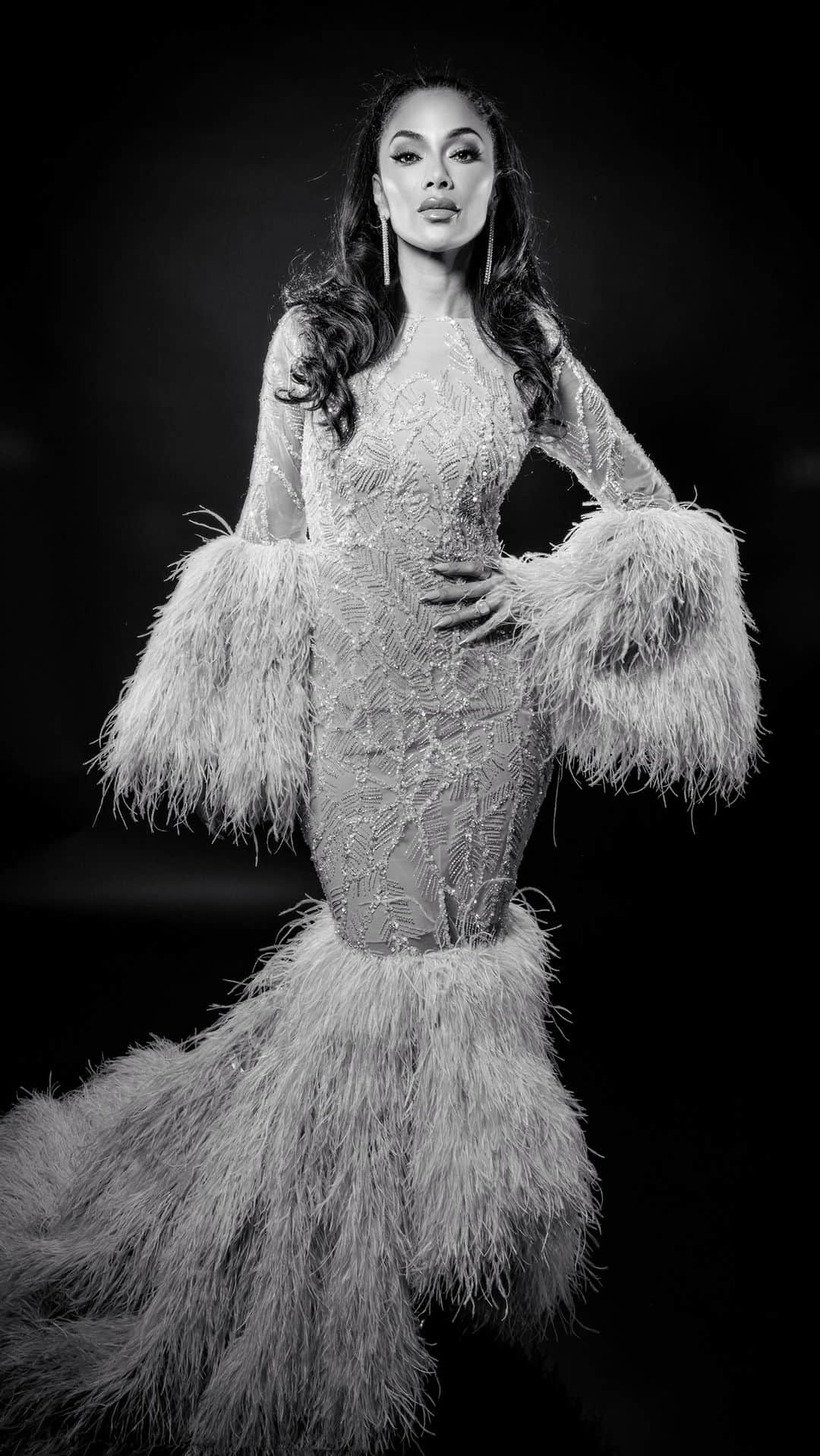 ニコール・シャージンガーのインスタグラム：「Birds of a feather 🪶  Dress: @fjollanilaofficial  Makeup: @miyakemakeup  Hair: @robsalty  Stylist: @highheelprncess」