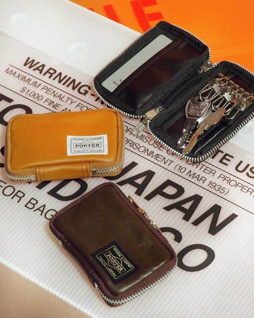 のインスタグラム：「⁡ PORTER FREE STYLE ⁡ KEY CASE No.707-07177 ¥9,900(tax included) W95/H55/D20mm ⁡ “レザーの風合いが好きな人にもっと気軽に持てるシリーズがあったら” というコンセプトから誕生した独特な素材感が魅力のシリーズ。 ⁡ メイン素材には高密度に織り上げた10号キャンバスの表面にポリウレタンを圧着させた生地を採用しています。この生地は後染めを施し生地を収縮させることで独特の風合いを表現し、さらに製品にしてからバッグを揉むことで程よいシワ感が出るよう仕上げています。一般的な生地とも異なる見た目でレザーのようにも見える独特の質感が魅力の生地です。 ⁡ 是非、店頭でお手に取ってご覧ください。 ⁡ ※吉田カバンオフィシャルオンラインストアからでもご購入いただけます。 ⁡ ※商品の詳細はプロフィールのURLからご覧いただけます。 ⁡ ※各店の営業時間は下記をご確認ください。 PORTER STAND SHINJUKU 11:00（土日祝10:30）〜21:00 PORTER STAND SHINAGAWA 8:00〜22:00（日祝21:00） PORTER STAND KYOTO 10:00〜18:00 ⁡ #yoshidakaban #porter #luggagelabel #potr #yoshida #porteryoshida #porterstand #shinjuku #shinagawa #kyoto #madeinjapan #japan #freestyle #keycase #accessory #gift #gbp #吉田カバン #ポーター #ポータースタンド #新宿 #品川 #京都 #ルミネエスト #駅ナカ #産寧坂 #フリースタイル #キーケース #キャンバス #小物」