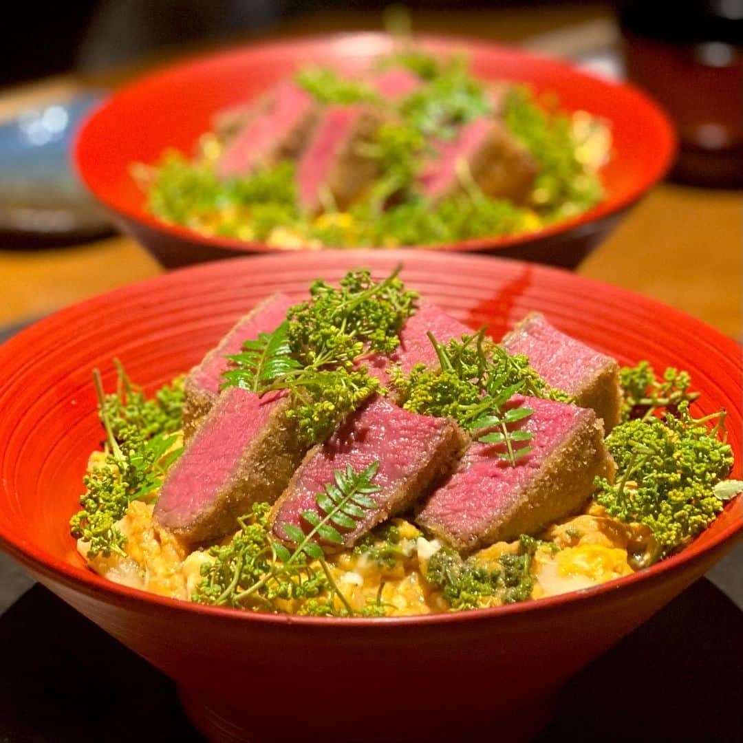 東京肉レポートさんのインスタグラム写真 - (東京肉レポートInstagram)「“Ebisu Yononiku” is one of my most favorite yakiniku restaurants ! Many foreign guests visit Japan just to enjoy this unreal Wagyu dishes !  何事も始まりがあれば終わりがあるんですよね…！今年最初で最後の花山椒は｢Yoroniku 蕃｣のスペシャルコースでいただくことができました！旬の終わりに駆け込めた！季節を感じられる至高の焼肉です！〆に出てきたロゼカツ花山椒丼やばかった…！  @vanne_yoroniku @gohayakawa  死ぬほど美味しかったです！ごちそうさまでした！  価格帯：スペシャルコース オススメメニュー：シャトーブリアン、ロゼカツサンド、季節のメニューの数々  #蕃 #よろにく #恵比寿 #恵比寿グルメ #焼肉 #タン塩 #肉 #和牛 #牛 #グルメ #東京肉レポート #肉レポ #yoroniku #ebisu  #yakiniku #wagyu #beef #instafood #food #foodie #barbecue #bbq #tokyo #tokyo_wagyu_report @asuka.3110.official @yodayuuki_oimo @kubo.shiori.official @hazuki.p3.official @kaede_sato.official」5月18日 8時20分 - tokyo_wagyu_report