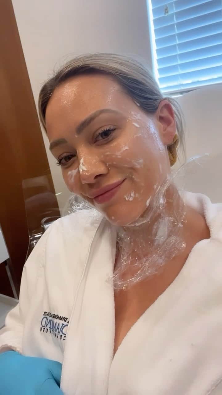 ヒラリー・ダフのインスタグラム：「Truly looking rested and like I just came out of the womb 😂😂 my instafacial journey  @drjasondiamond #drdiamondsmetacine」