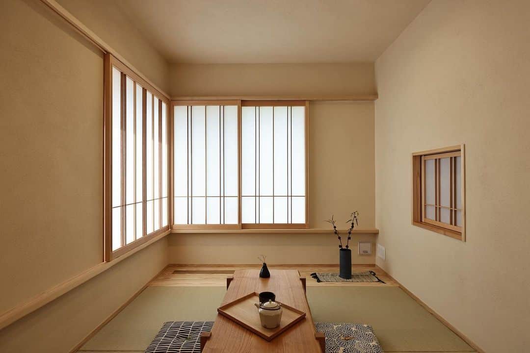 安成工務店さんのインスタグラム写真 - (安成工務店Instagram)「L字に設けた窓から広く景色を取り込むコンパクトな和室。ロールスクリーンを下ろすことで個室としても使用できます。  more photos…@yasunari_komuten  ...............  💡暮らしの中の“ちょっといいな”を集めました @yasunari_life  💡安成工務店がご提案する家具ショップ @ecoshop_com  ...............  #和室 #畳コーナー #和室インテリア #安成工務店 #yasunari #工務店 #注文住宅 #住宅 #木の家 #木造 #一戸建て #新築 #マイホーム #省エネ住宅 #エネルギー自給 #自然素材 #OMソーラー #家 #無垢材 #山口県 #福岡県 #季節を楽しむ #津江杉 #珪藻土 #輪掛乾燥材 #家造り #和モダン #カッコイイ家 #家づくり記録」5月18日 8時21分 - yasunari_komuten