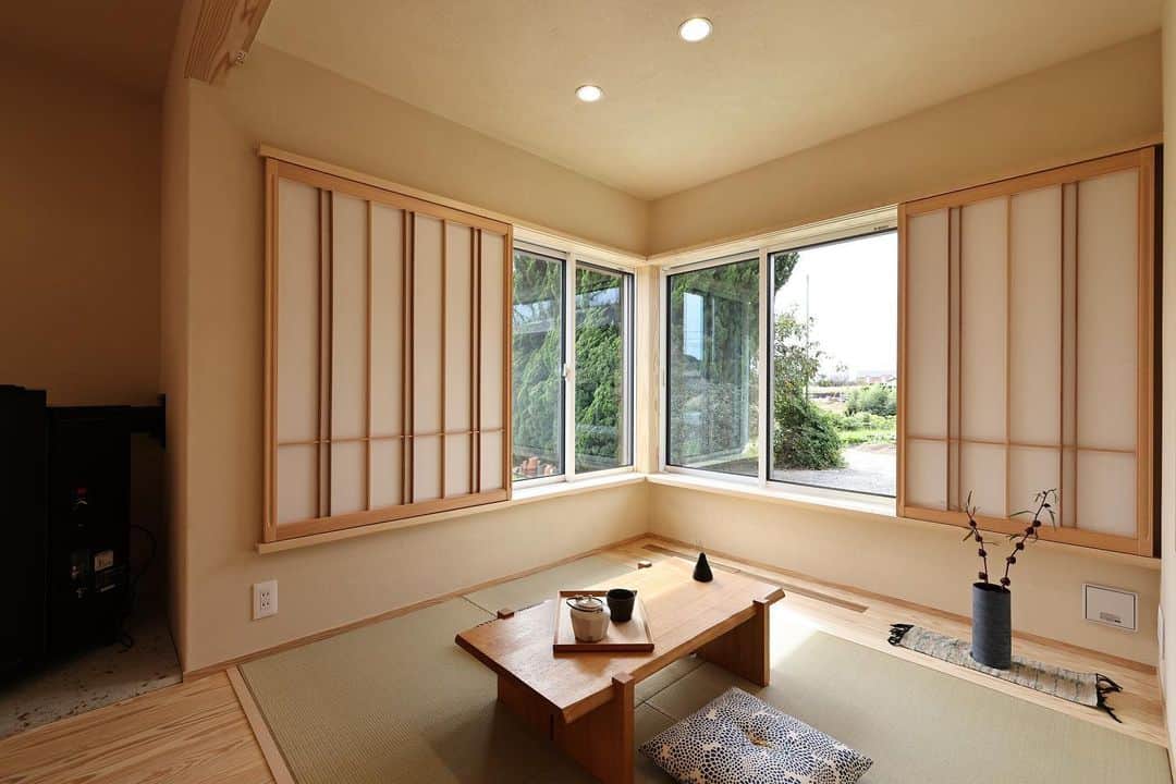 安成工務店さんのインスタグラム写真 - (安成工務店Instagram)「L字に設けた窓から広く景色を取り込むコンパクトな和室。ロールスクリーンを下ろすことで個室としても使用できます。  more photos…@yasunari_komuten  ...............  💡暮らしの中の“ちょっといいな”を集めました @yasunari_life  💡安成工務店がご提案する家具ショップ @ecoshop_com  ...............  #和室 #畳コーナー #和室インテリア #安成工務店 #yasunari #工務店 #注文住宅 #住宅 #木の家 #木造 #一戸建て #新築 #マイホーム #省エネ住宅 #エネルギー自給 #自然素材 #OMソーラー #家 #無垢材 #山口県 #福岡県 #季節を楽しむ #津江杉 #珪藻土 #輪掛乾燥材 #家造り #和モダン #カッコイイ家 #家づくり記録」5月18日 8時21分 - yasunari_komuten