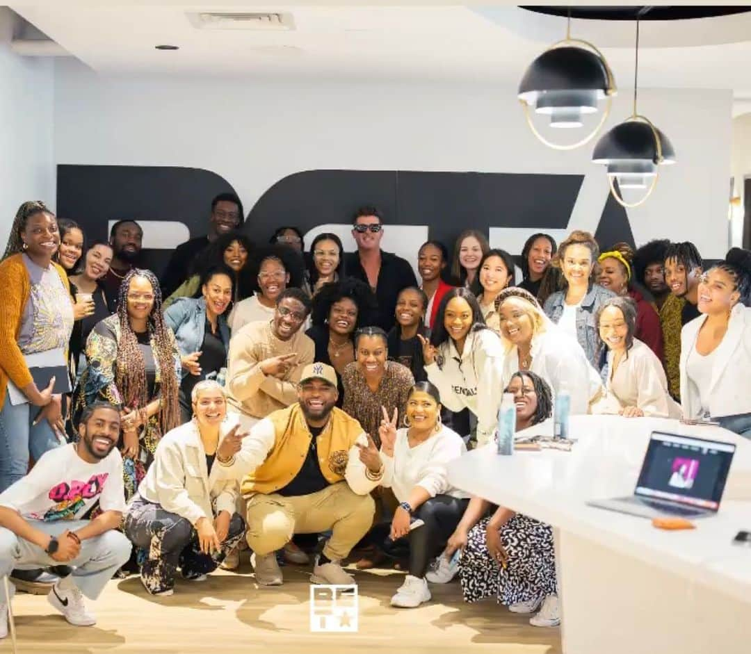 ロビン・シックさんのインスタグラム写真 - (ロビン・シックInstagram)「Back with my family at @bet ! Big things on the way!!! ❤️😎🙏」5月18日 8時30分 - robinthicke