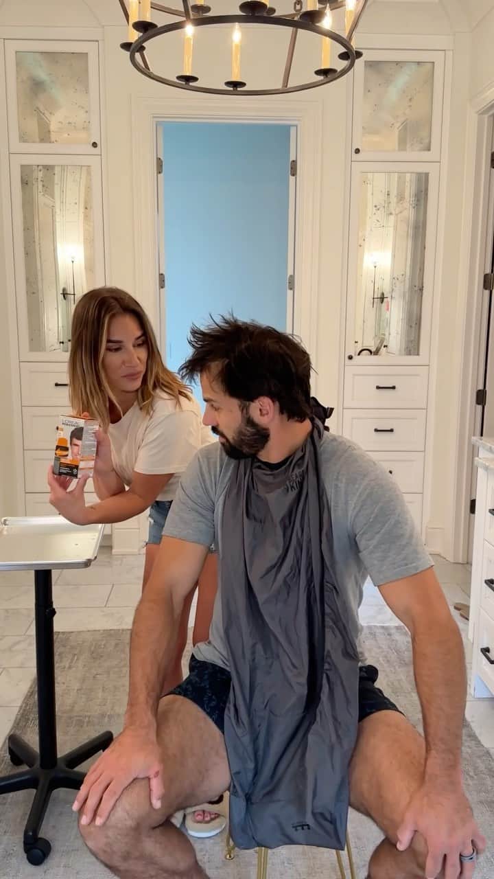 Jessie Jamesのインスタグラム：「My alter ego is a little lady name Theresa from New Jersey who does hair lol   A little at-home freshening up for Eric… thanks @lorealparis #LorealParisPartner @walmart」