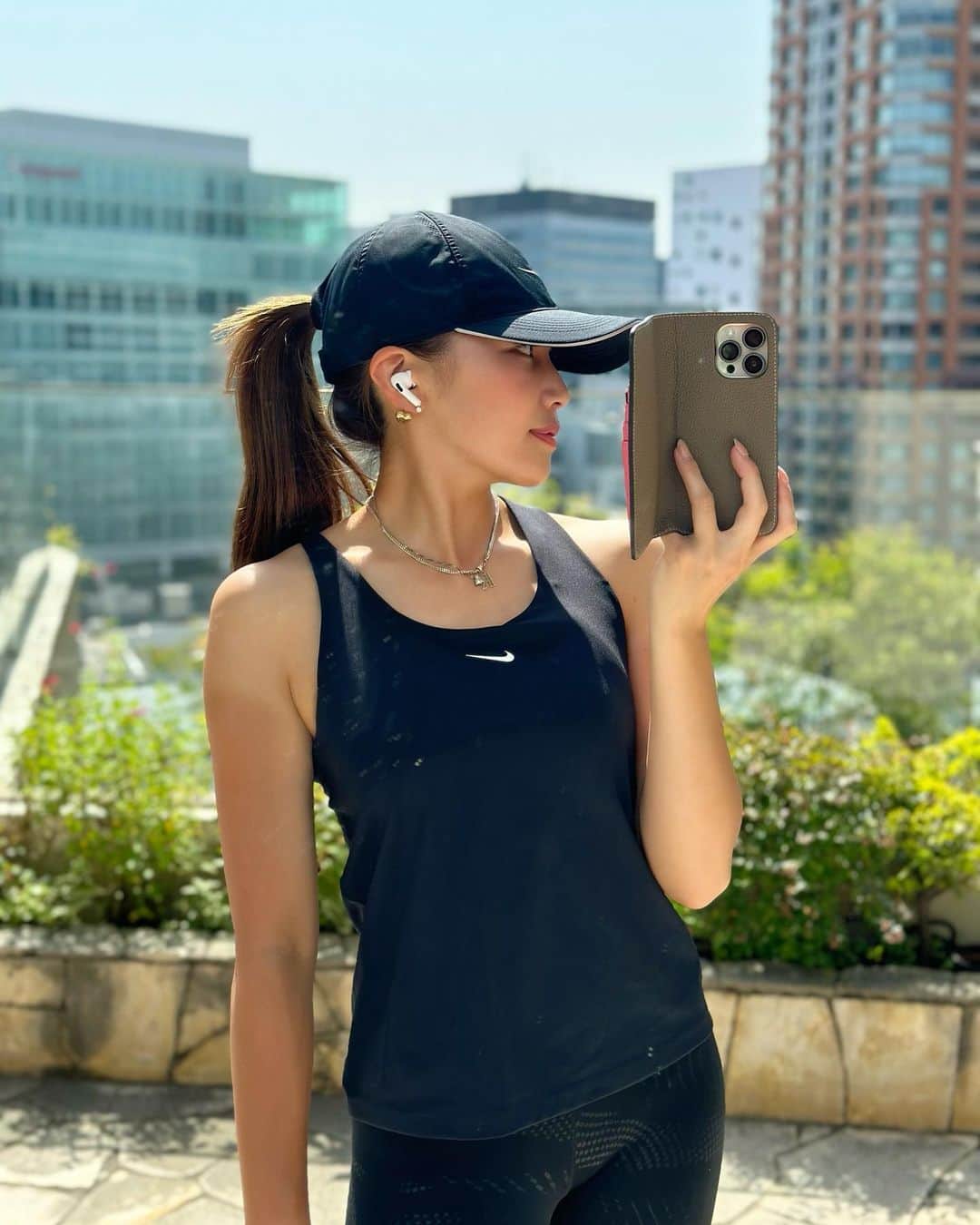 のインスタグラム：「training🤍  ✔︎back extension  ✔︎lat pulldown ✔︎One Hand Dumbbell Row ✔︎Seated rowing  Tシャツやけがダサいのは スルーしてください🫶🏾  今日も良い1日をお過ごしください🌞✨  #training#nike」
