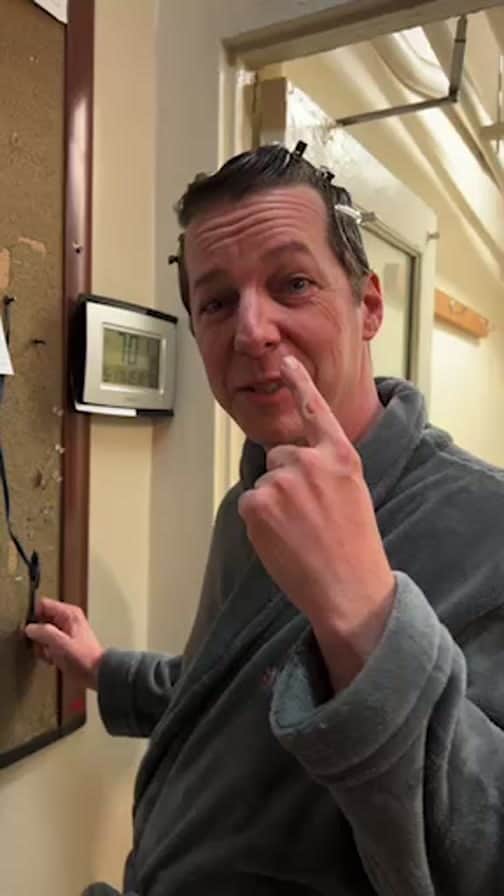 ショーン・ヘイズのインスタグラム：「Join us for some backstage antics before a performance of “Good Night, Oscar”. @goodnightoscar @seanhayes @emilybergl @petergrosz @ben_rappaport @marchantdavis @alexjwyse @johnzdrojeski」