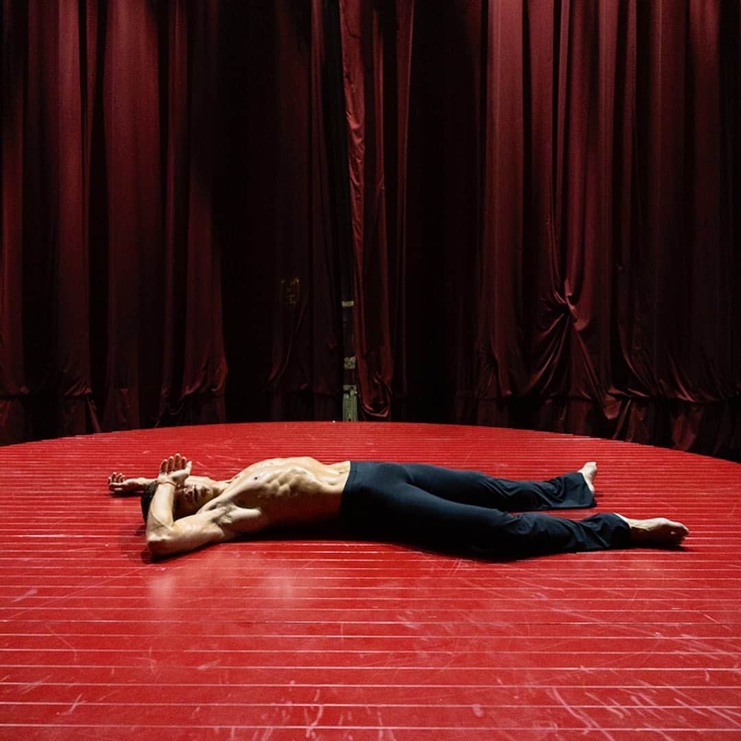 ロベルト・ボッレのインスタグラム：「Fine della settima recita di Boléro nell’arco di una settimana 🔴 Grande sfida, grandi emozioni.  Indimenticabile.  @bejartballet @officialrobertobolle @teatroarcimboldimilano @wito_vl」