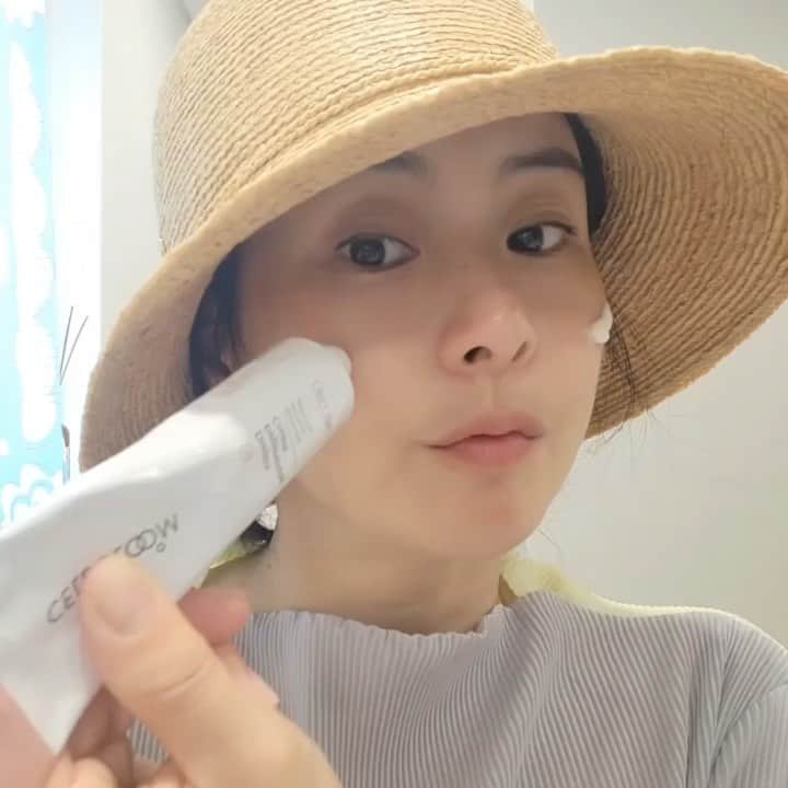 チェ・ジョンユンのインスタグラム：「외출전💛 오늘은 많이 걸어다닐 예정이에요~  바람이 솔솔 불어 건조해질 수도 있으니  셀블룸으로 간단히. 정말 간단히  내 피부를 아껴줄 수있어서 넘 편하네요 ◡̈   상세정보는 프로필 링크에 올려 두었답니다!!」
