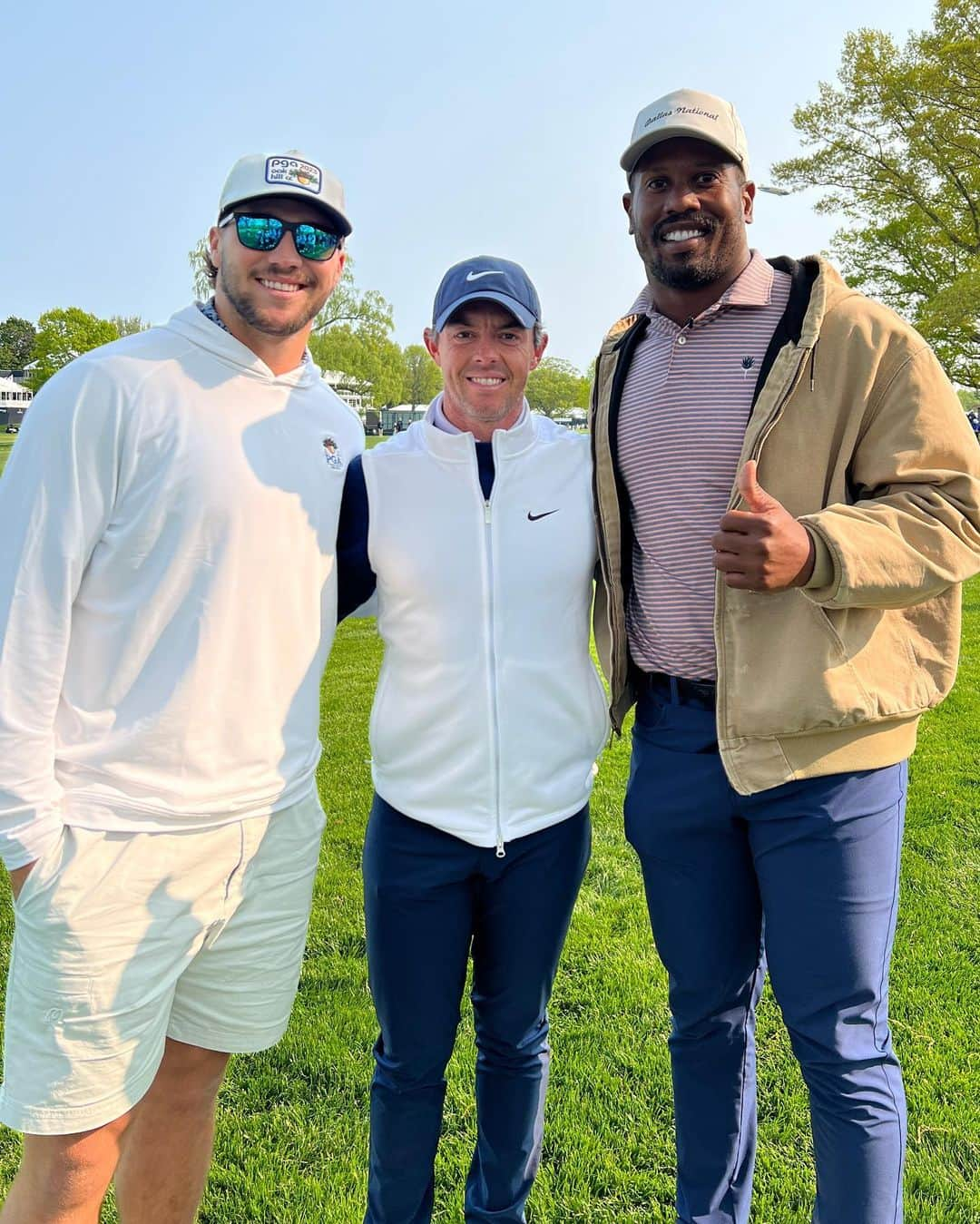 ローリー・マキロイのインスタグラム：「It’s always nice meeting fans😉 @joshallenqb @vonmiller」