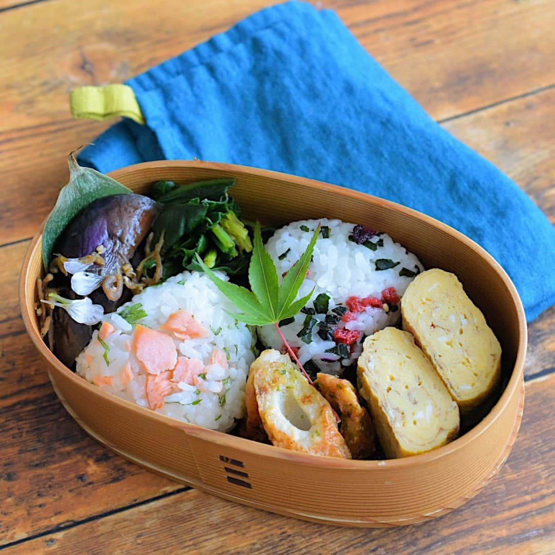 yukiyoのインスタグラム：「2023.5.18* ・ 今日のお弁当 ・ 大葉鮭、わかめ梅おむすび 甘い出汁巻 竹輪マヨ醤油 ほうれん草おひたし 茄子としらすピリ辛炒め お味噌汁は大根菜、油揚げ、お豆腐 ・ 今日、明日は1人分のお弁当 楽だわ〜 ・ #お弁当 #obento #bento #japanesefood #暮らし #わっぱ #曲げわっぱ #わっぱ弁当 #igersjp #クロワッサンお弁当部 #クロワッサン普段弁当 #おむすび #おにぎり」