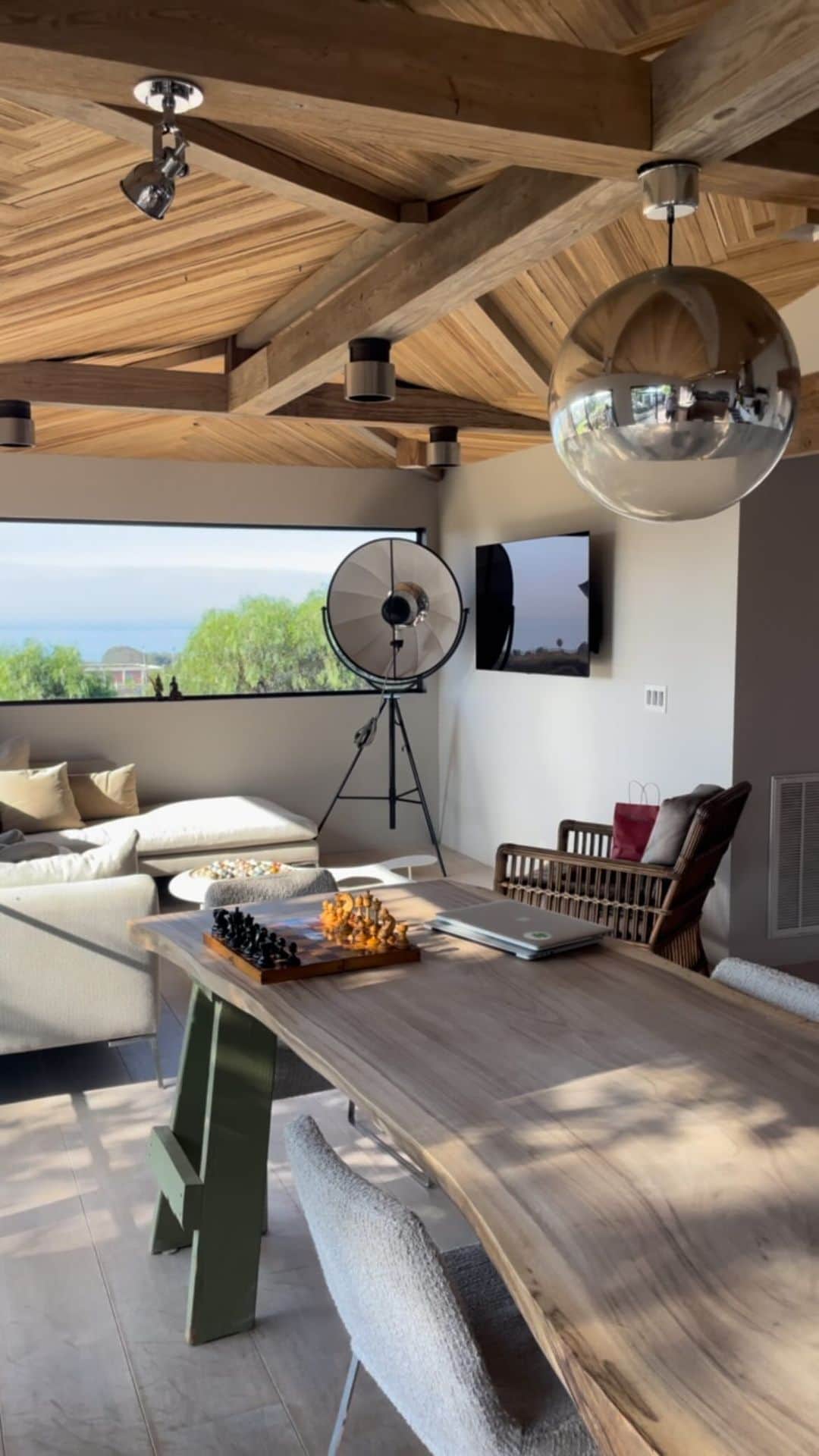 アダム・センのインスタグラム：「Shot here a few months ago. For me this was, the ultimate little Malibu surf shack retreat! Had so many amazing bespoke qualities that only come from living in a home over time. The comb siding stucco, the shipping container, curated surf board rack, two airstreams, barrel sauna w/ a view! I was constantly finding something new. I love a property that makes the visitors explore and experience. This has it all.   #design #architecture #home #beach #malibu #interiordesign #interior #ocean」