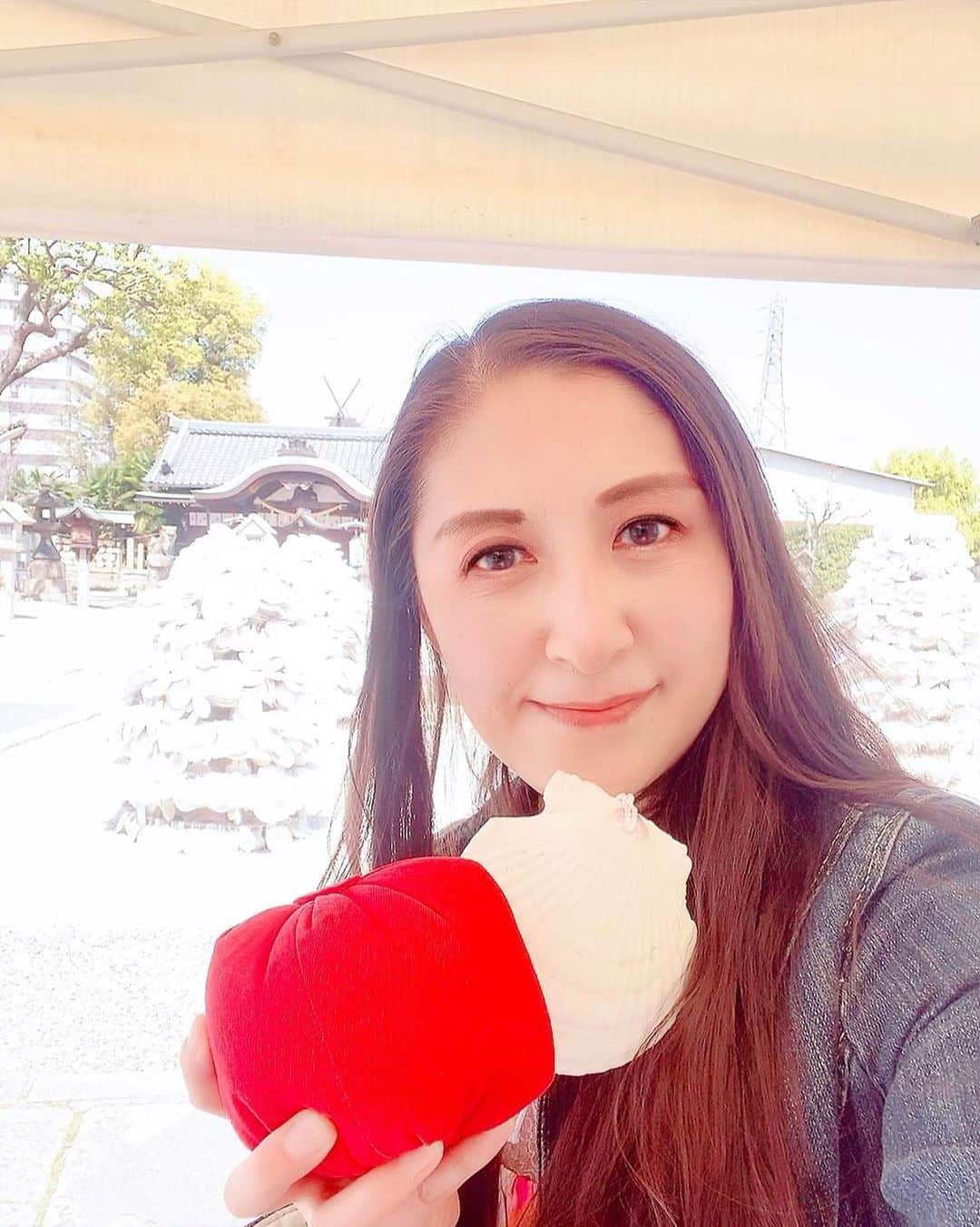 大越かず江さんのインスタグラム写真 - (大越かず江Instagram)「✨姫嶋神社⛩✨ 〜やりなおし神社〜  今日が新たな出発の日‼️ ということで行ってまいりました✨⛩✨  大阪市内にある姫嶋神社には"やりなおし"を決断・行動された女性の神様・阿迦留姫命（アカルヒメノミコト）が祀られています。 決断をして新たな出発が順風満帆に進むようにと祈願してきました🙏🌱💕  皆様にも 良きことが沢山訪れますように🍀😌🍀💕  ✨✨✨✨✨✨✨✨✨✨✨✨✨✨✨  ✨Himejima Shrine⛩✨ 〜Redo Shrine〜  Today is the day of a new departure‼️ So I went ✨⛩✨  Himejima Shrine in Osaka City enshrines Akaruhime no Mikoto, a female deity who decided and acted to start over. I've been praying for you to make a decision and make a new start smoothly 🙏🌱💕  I hope you all have a lot of good things 🍀😌🍀💕  ✨✨✨✨✨✨✨✨✨✨✨✨✨✨✨ @himejimajinja    #姫嶋神社  #やりなおし  #新たな出発  #前向き  #再出発  #神社巡り  #旅行好きな人と繋がりたい  #御朱印 #美  #生きる意味 #sexy #セクシー系 #ジム女子 #美肌ケア #写真好きな人と繋がりたい #女優好きな人と繋がりたい #美意識人と繋がりたい #幸福 #happy #東京 #tokyo #日本 #japan  #美魔女モデル #actress #followforfollowback #ポートレート女子 #loveyou #仲間募集  #空が好きな人と繋がりたい」5月18日 9時02分 - bluemoonseasky