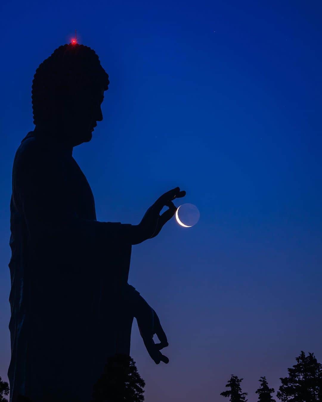 SHOCK EYEさんのインスタグラム写真 - (SHOCK EYEInstagram)「全高120mの牛久大仏と月🌘  何も言わずに静かに佇む大仏様と、まるで夜空が切り取られたようなお月様が、夜明け前に出会う。 めちゃくちゃ神秘的な瞬間だったよ✨  ほら、月を摘んでくれたみたい＾＾  今回同行してくださった @sadashima117  ありがとうございました🙏✨  #牛久大仏 #茨城県 #ibarakiprefecture #ushikudaibutsu」5月18日 9時13分 - shockeye_official
