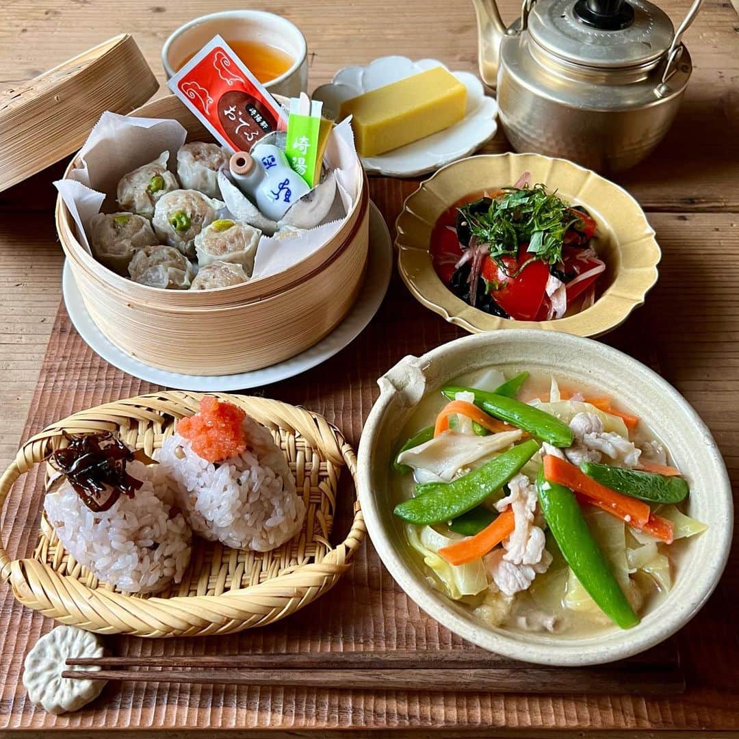 のインスタグラム：「☆ 🍴崎陽軒しゅうまい 🍴トマトとわかめの茗荷酢の物 🍴具沢山味噌汁…キャベツ、にんじん、スナップえんどう、舞茸、新玉ねぎ、豚肉 🍴明太子と梅昆布のおにぎり 🍴舟和の芋羊羹 ． ． 土日月と東京方面に 行ってきました🚄 連日10〜15キロ歩くという 修行僧のような三日間を 乗り切り体調ズタボロ😂 今日はようやく ゆっくりできるのですが 明日抜歯するので 精神的にやばいです🤣 ． ． ・・・・・・・・・・・・・・・ #常備菜#作り置き #つくりおき#ごはん#おうちごはん#手作りごはん#マカロニメイト#てづくりごはん365# からだにやさしいごはん #体に優しいごはん#うつわ好き#器好きな人とつながりたい #japanesefood #lunch #晩御飯#晩ごはん#ばんごはん#夜ご飯#夜ごはん#よるごはん##おうちカフェ#まごわやさしい #野菜たっぷり #野菜」